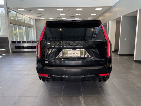 Used 2024 Cadillac Escalade ESV V w/ Heavy-Duty Trailer Package AWD/4WD image 10