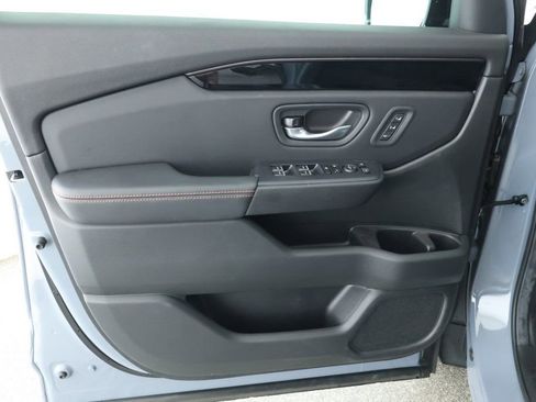 Used 2025 Honda Pilot TrailSport image 9