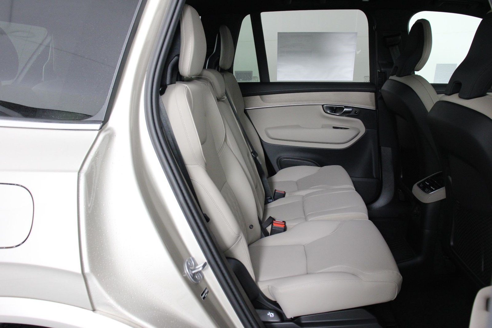 New 2026 Volvo XC90 T8 Plus w/ Protection Package Premier AWD/4WD image 11