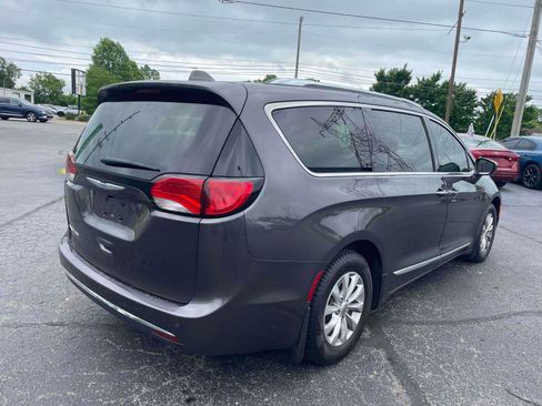 Used 2018 Chrysler Pacifica Touring-L FWD image 4