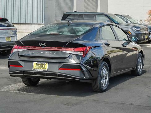 New 2026 Hyundai Elantra SE image 4