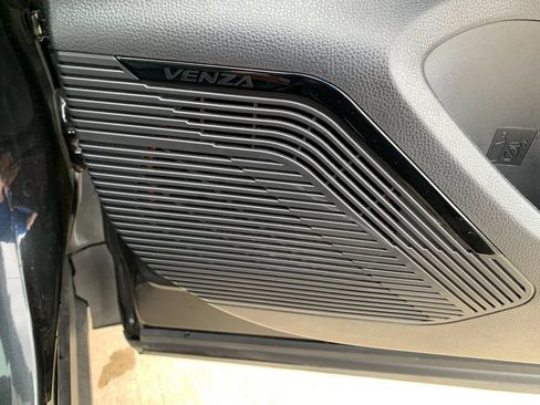 Used 2023 Toyota Venza Limited image 22