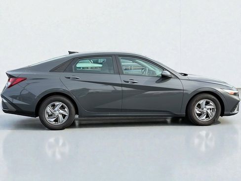 Certified 2025 Hyundai Elantra SE w/ Cargo Package image 2
