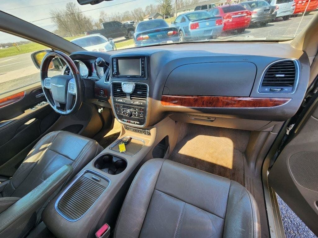 Used 2012 Chrysler Town & Country Limited w/ Luxury Group FWD image 15