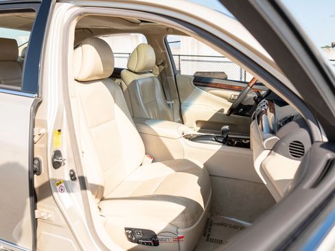 Used 2015 Lexus LS 460 AWD w/ Comfort Package image 16