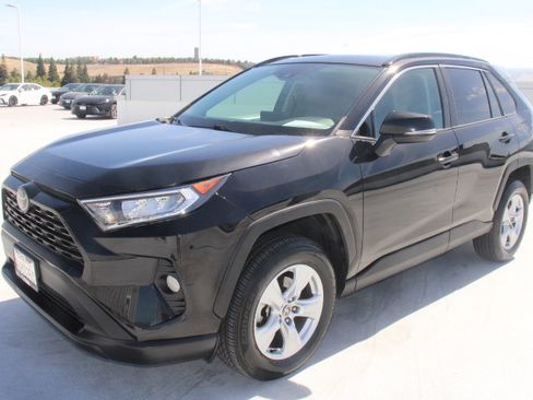 Used 2021 Toyota RAV4 XLE w/ Convenience Package FWD image 6