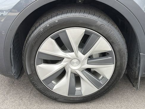 Used 2022 Tesla Model Y Long Range image 34