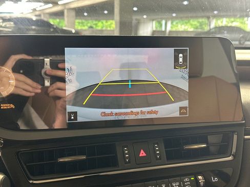 Used 2024 Lexus ES 300h w/ Premium Package FWD image 5