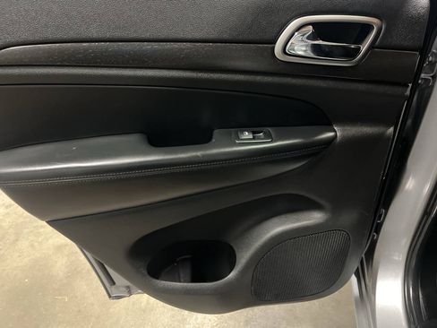 Used 2017 Jeep Grand Cherokee Altitude AWD/4WD image 30