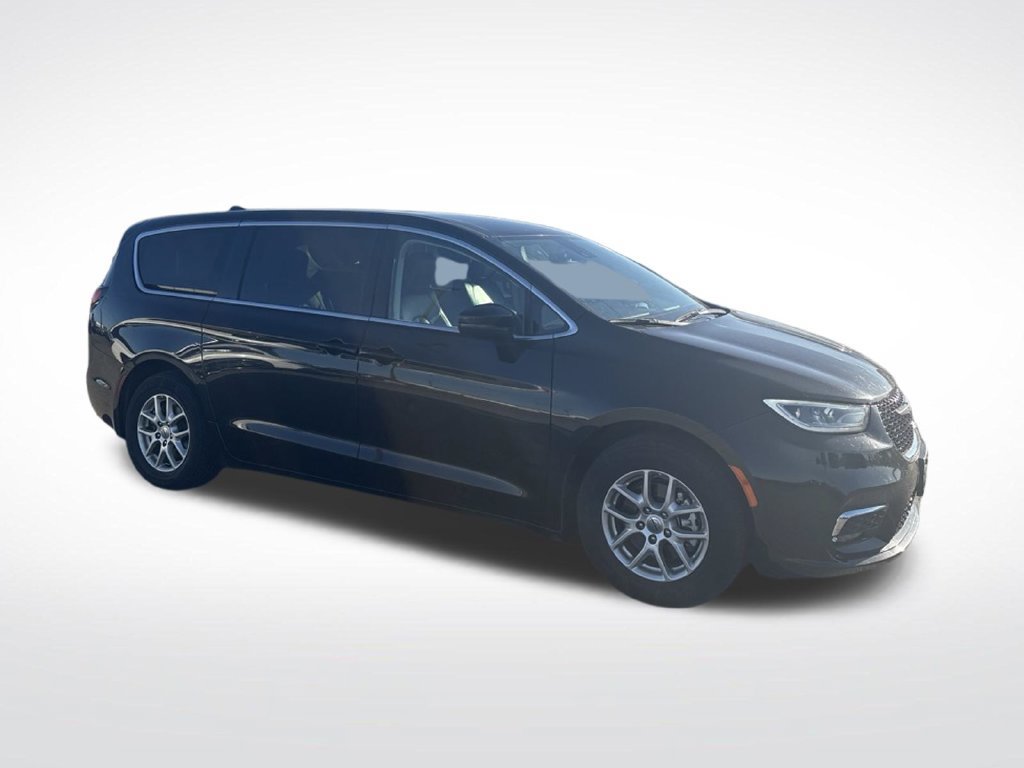 Used 2023 Chrysler Pacifica Touring-L FWD image 4