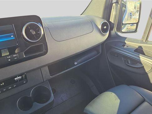 Used 2024 Mercedes-Benz Sprinter 2500 image 23