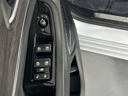Used 2022 Jeep Grand Cherokee Overland w/ Luxury Tech Group IV AWD/4WD image 18