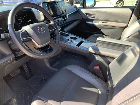 Used 2022 Toyota Sienna XSE w/ XSE Plus Package image 11