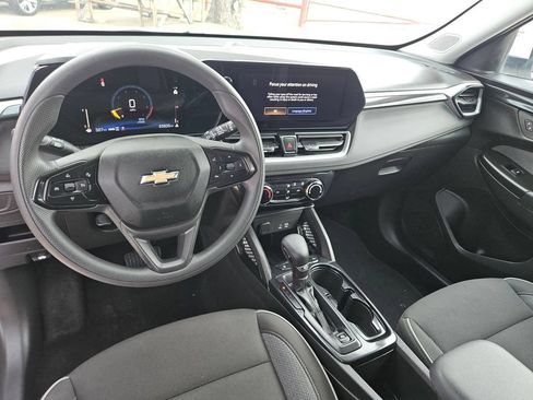 Used 2025 Chevrolet TrailBlazer LT AWD/4WD image 16