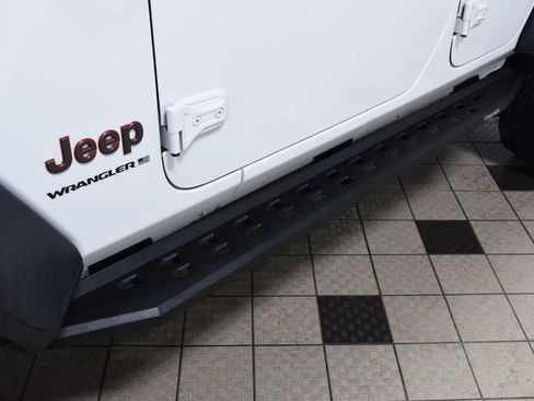 Used 2024 Jeep Wrangler Unlimited Rubicon w/ Capability Package image 28