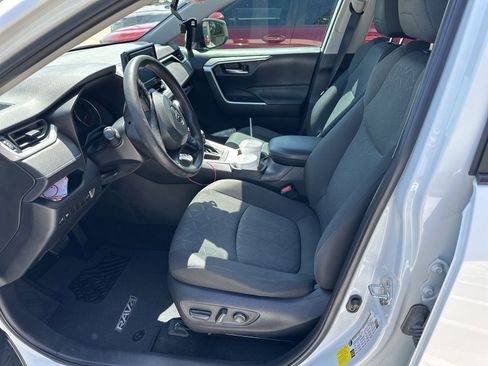Used 2021 Toyota RAV4 XLE w/ Convenience Package FWD image 14