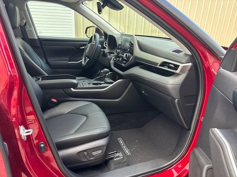 Used 2022 Toyota Highlander XLE FWD image 13