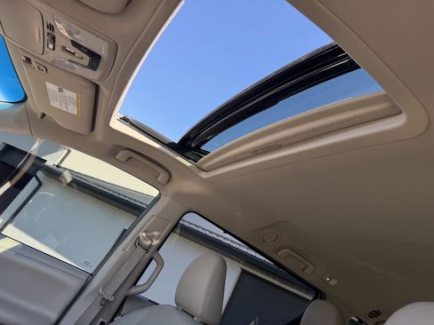 Used 2017 Toyota Sienna XLE Premium image 23