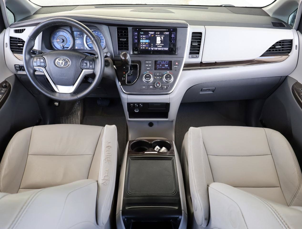 Used 2015 Toyota Sienna XLE FWD image 16