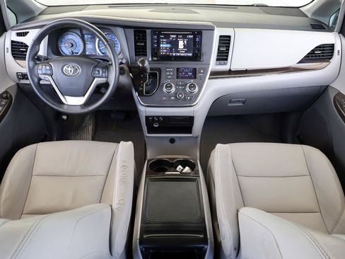 Used 2015 Toyota Sienna XLE FWD image 16