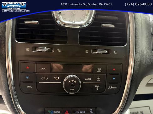Used 2014 Chrysler Town & Country Touring image 20