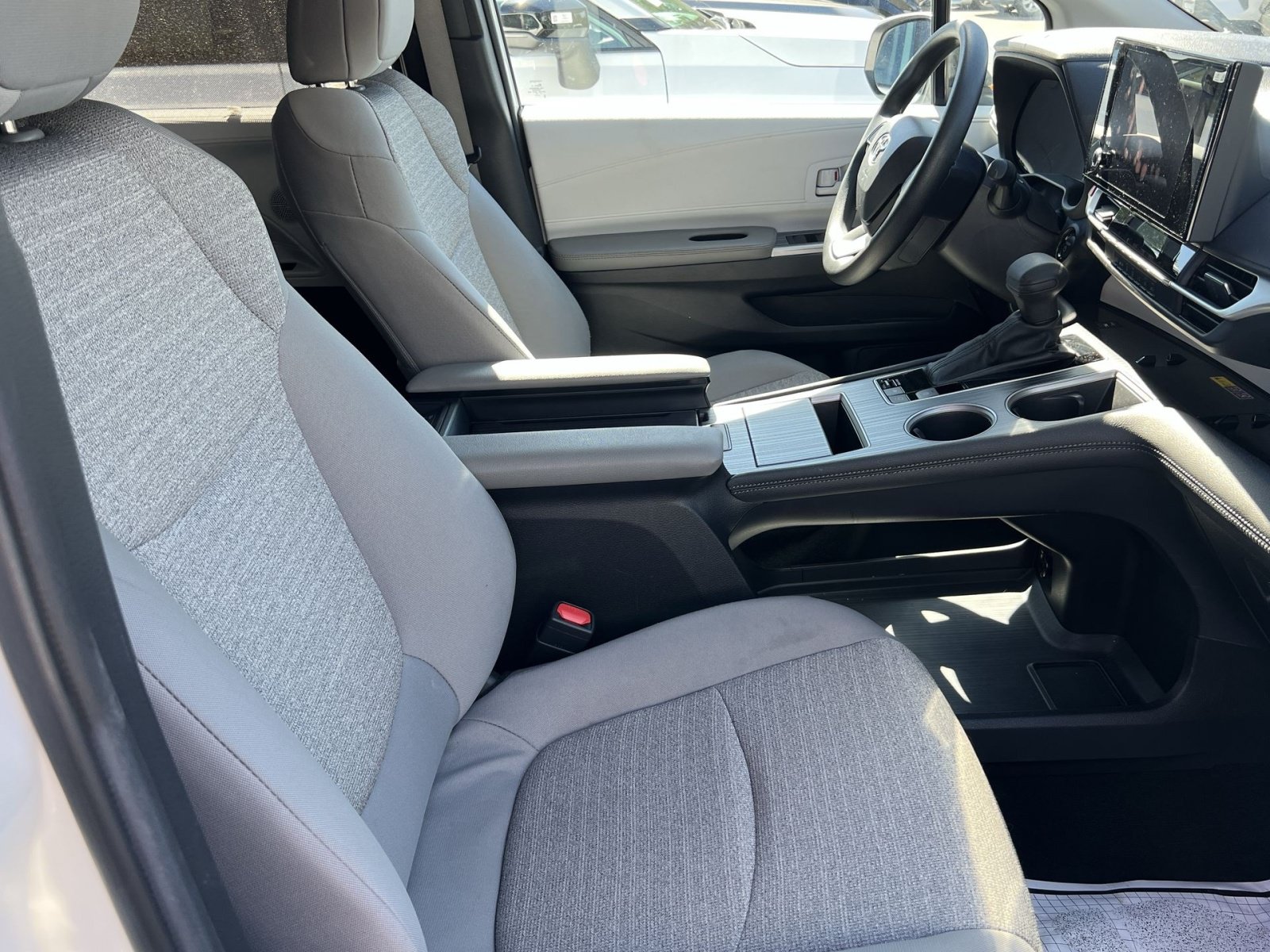 Used 2025 Toyota Sienna LE FWD image 24