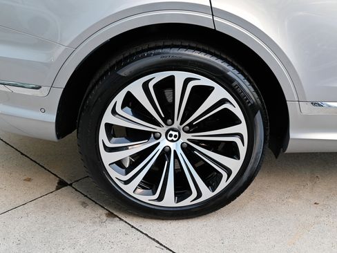 Used 2022 Bentley Bentayga image 11