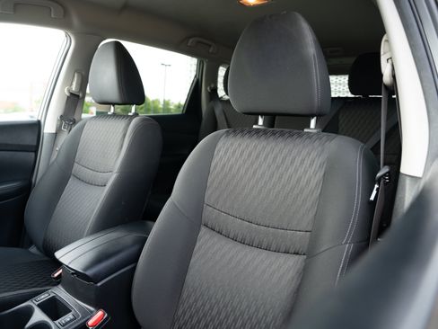 Used 2019 Nissan Rogue SV AWD/4WD image 18