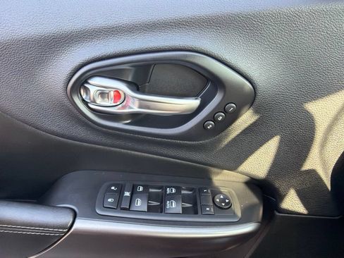 Used 2019 Jeep Cherokee Limited w/ Luxury Group AWD/4WD image 14