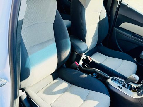 Used 2016 Chevrolet Cruze LS image 9