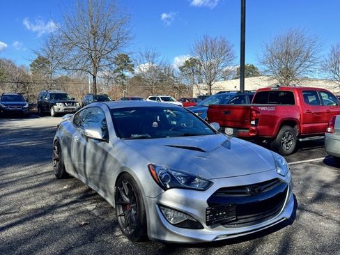 Used 2013 Hyundai Genesis 3.8 image 1