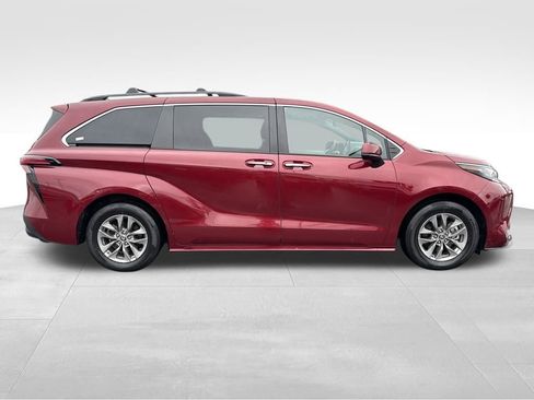 Used 2022 Toyota Sienna XLE image 10