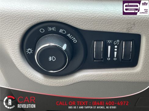 Used 2023 Chrysler Pacifica Touring-L FWD image 34
