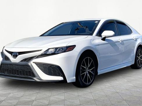 Used 2023 Toyota Camry SE image 3