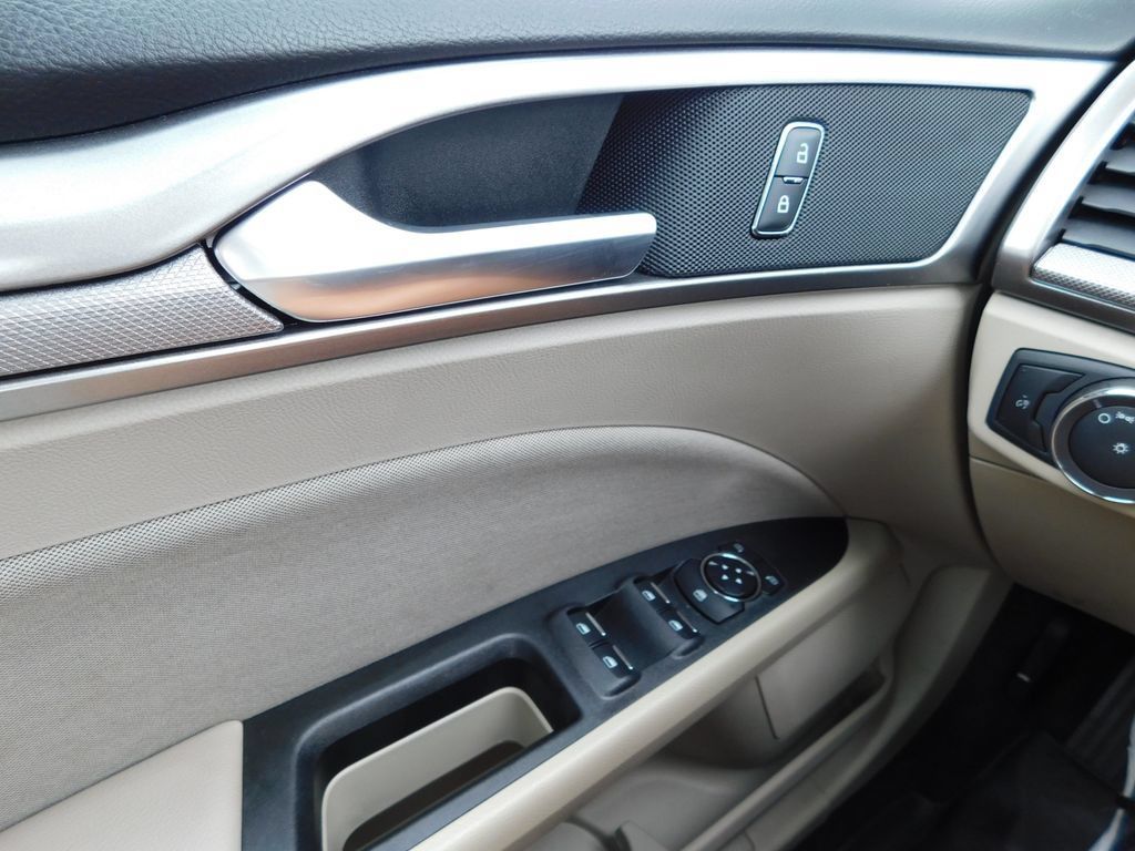 Used 2019 Ford Fusion SE FWD image 23