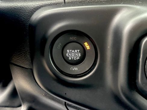 Used 2022 Jeep Gladiator Willys image 17