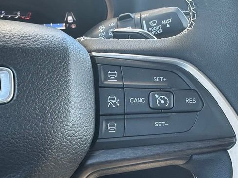 Used 2023 Jeep Grand Cherokee L Limited image 17