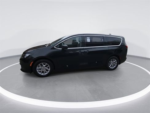 Used 2022 Chrysler Voyager LX image 4