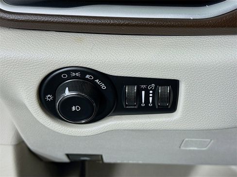 Used 2017 Chrysler Pacifica Touring Plus image 18