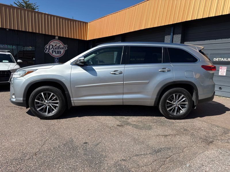 Used 2017 Toyota Highlander XLE AWD/4WD image 2