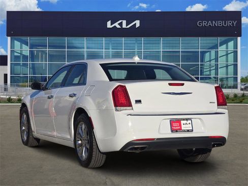 Used 2018 Chrysler 300 Limited image 4