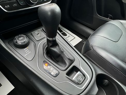 Certified 2022 Jeep Cherokee Latitude Lux AWD/4WD image 12