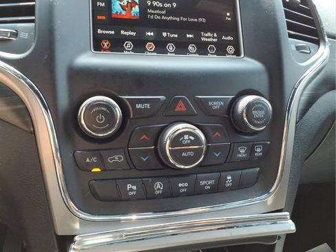Used 2021 Jeep Grand Cherokee Laredo AWD/4WD image 19