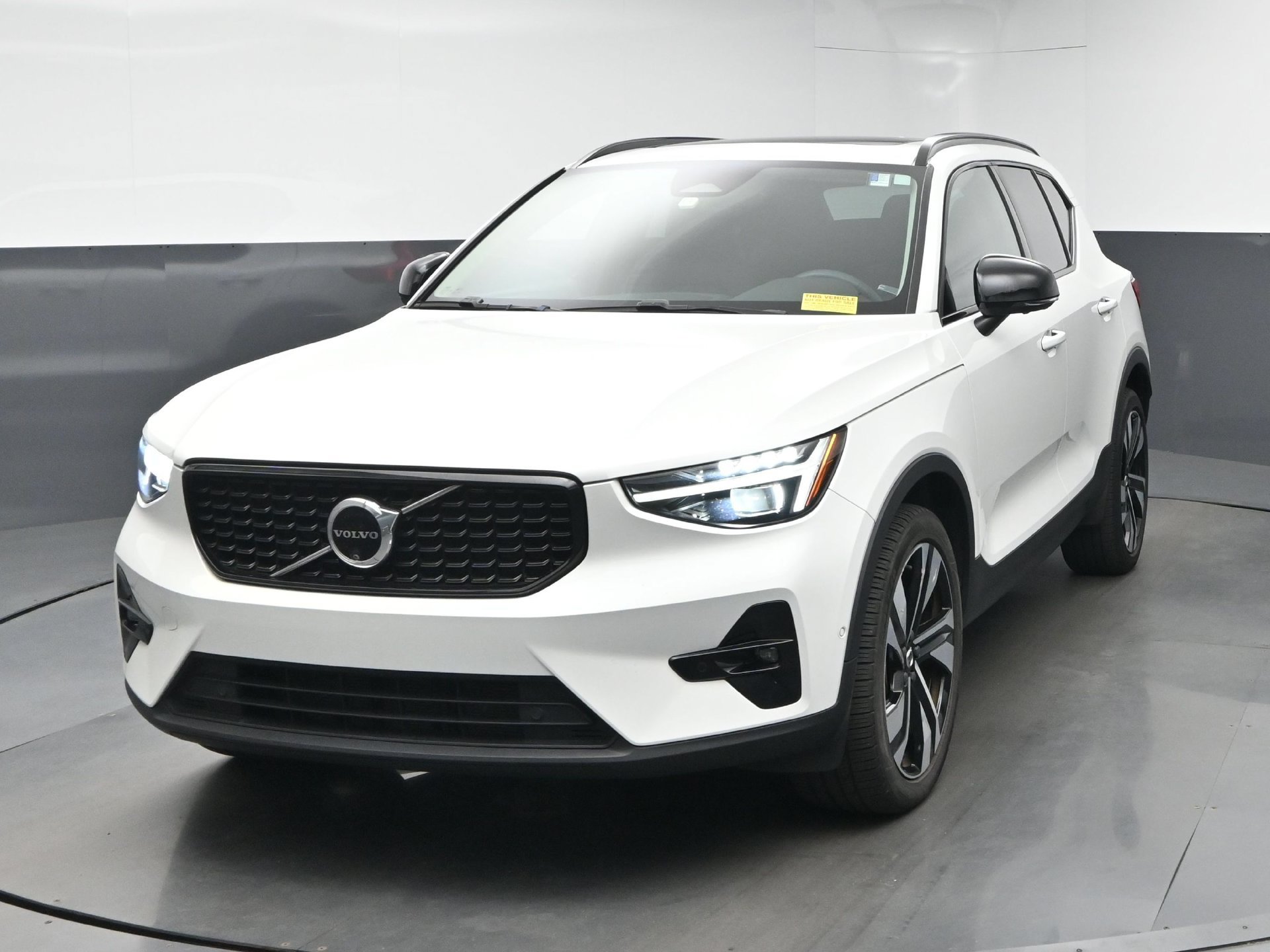 Used 2024 Volvo XC40 B5 Ultimate w/ Protection Package Premier AWD/4WD image 3