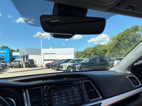 Used 2017 Toyota Highlander XLE AWD/4WD image 14