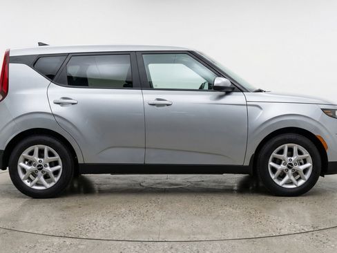Used 2025 Kia Soul LX w/ LX Technology Package FWD image 11