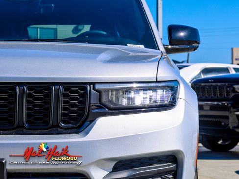 Used 2025 Jeep Grand Cherokee Altitude image 5