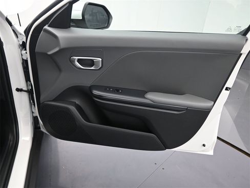 New 2025 Kia K4 LXS image 21