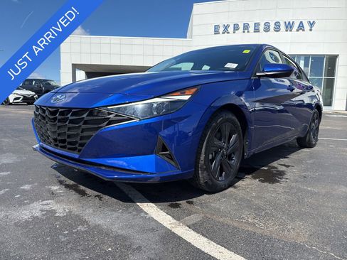 Used 2023 Hyundai Elantra SEL w/ Preferred Accessory Package image 1