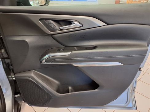 Used 2025 Chevrolet Traverse LT image 11